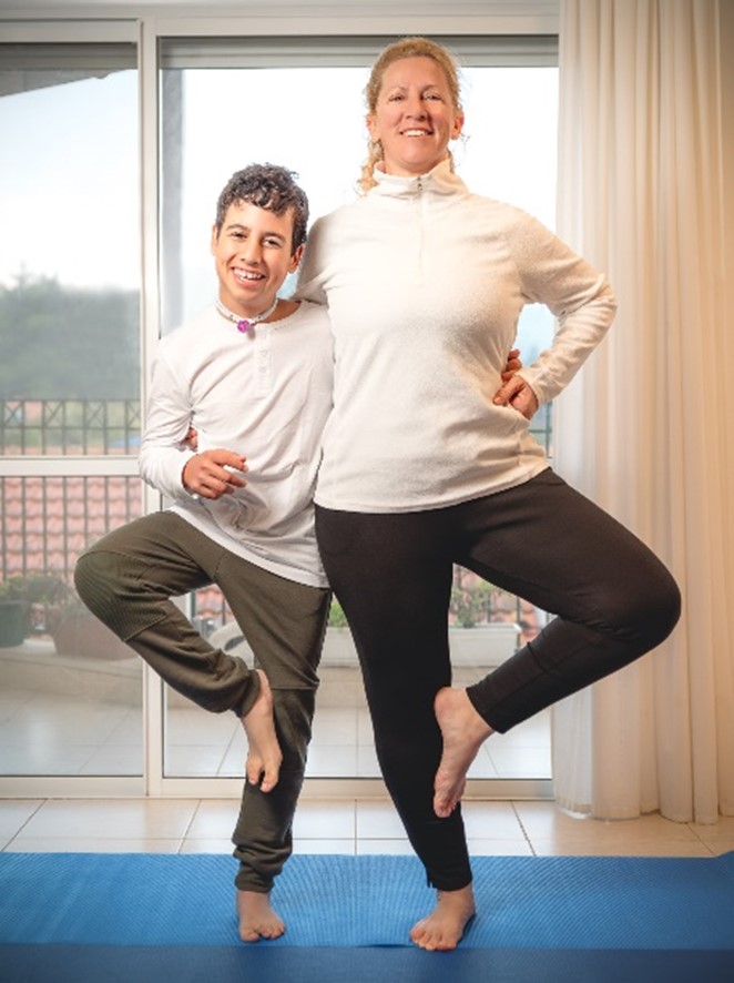 תמונה של יאמינה ואריאלדויד עושים יוגה בעמידה